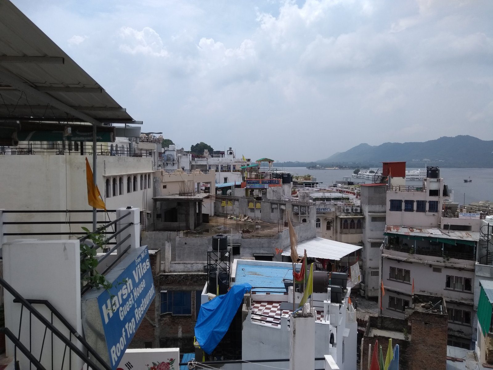 Blick auf Udaipur von der Rooftop-Terrasse des Hotels.