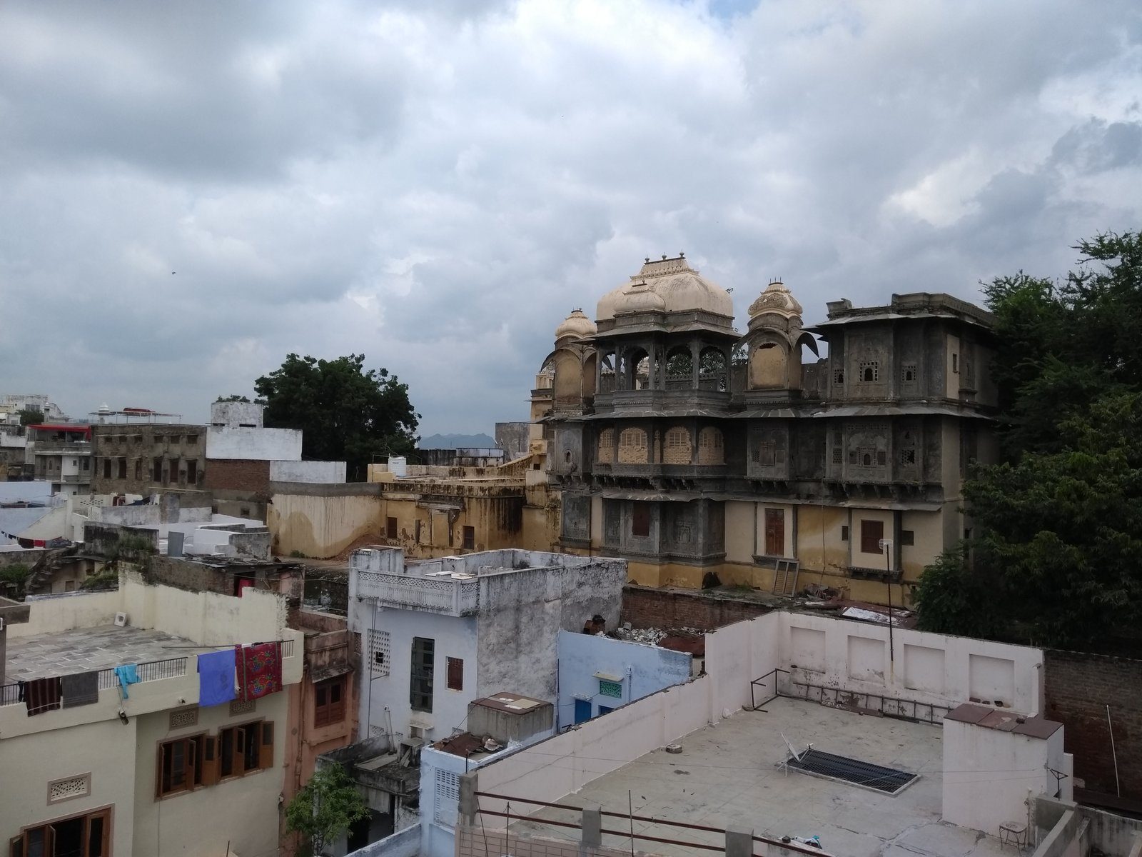 Blick auf Udaipur von der Rooftop-Terrasse des Hotels.