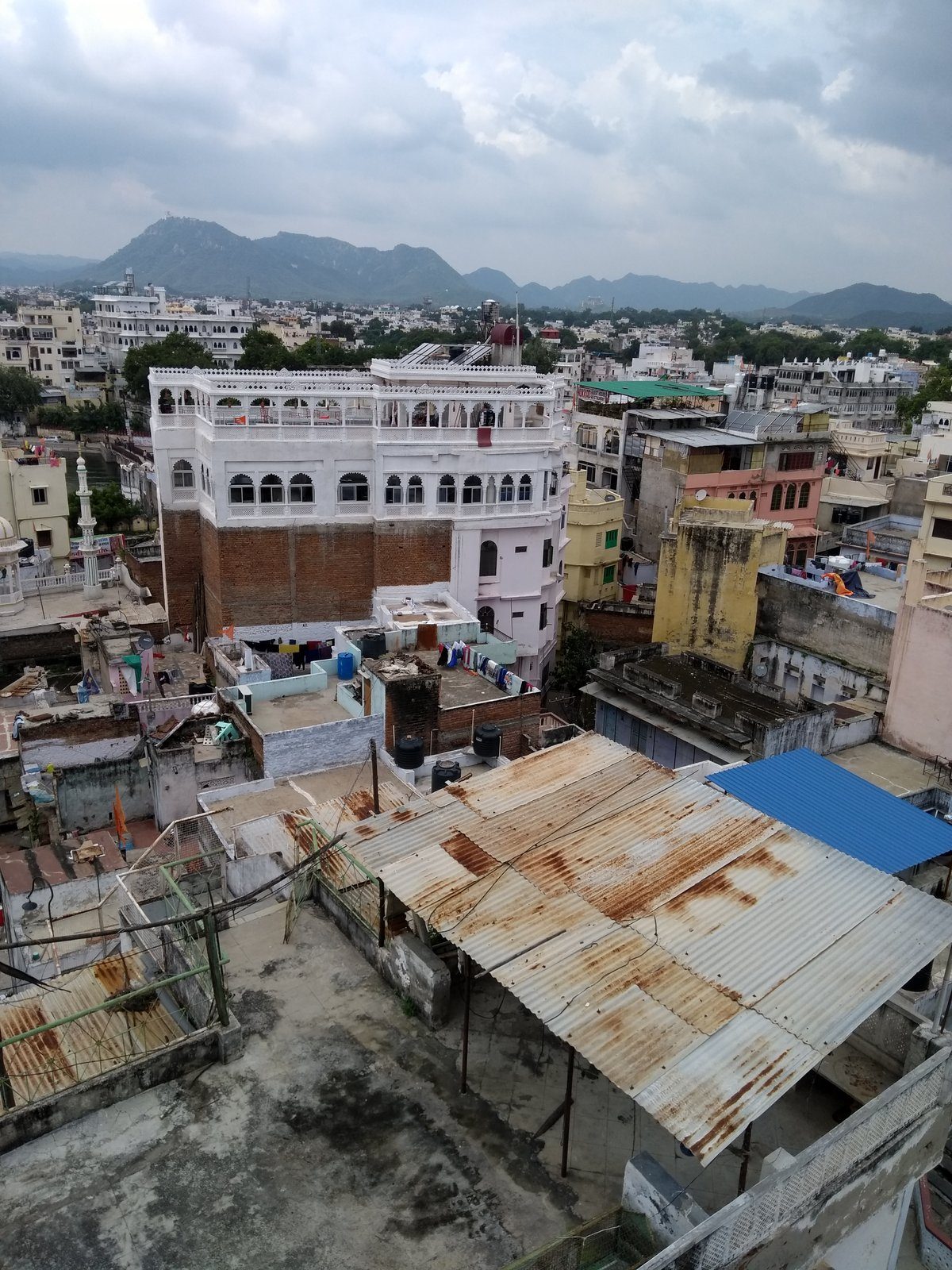 Blick auf Udaipur von der Rooftop-Terrasse des Hotels.