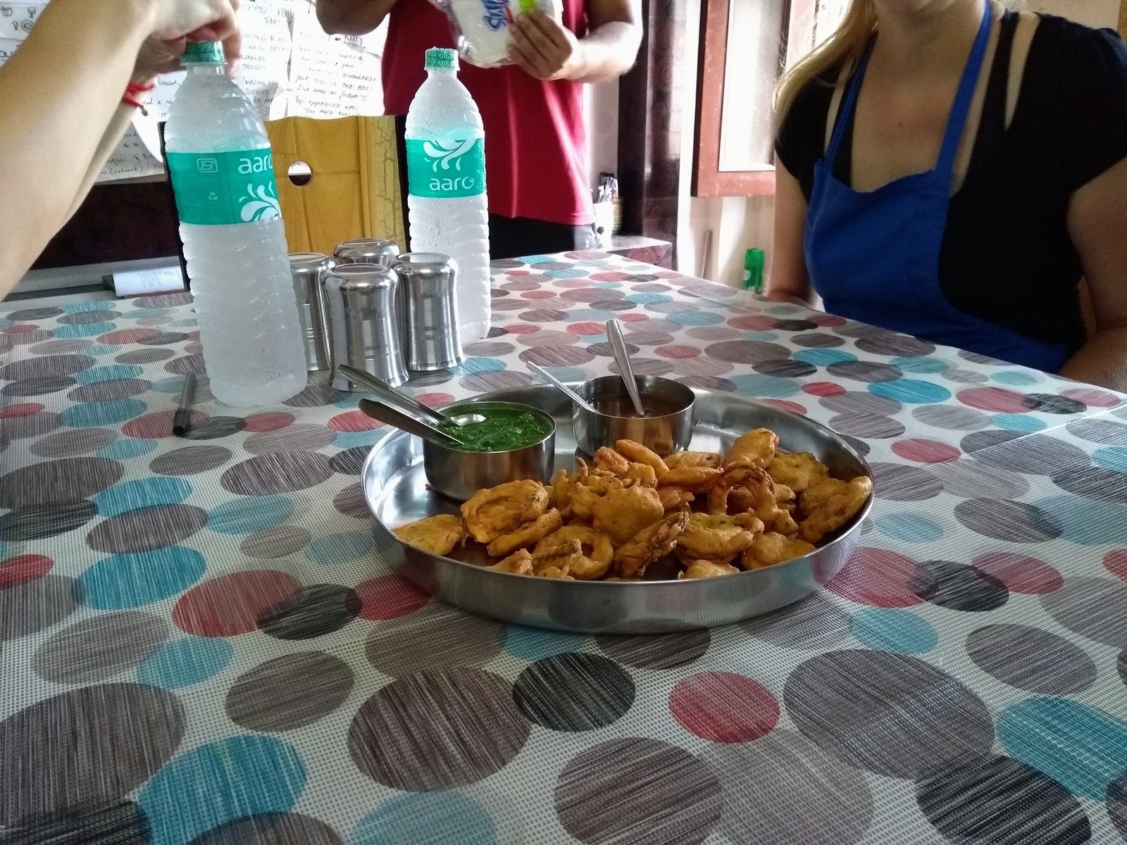 Zum Frühstück gab es Pakoras (Gemüse in Kichererbsenmehlmantel) mit Mango- sowie Korianderchutney.