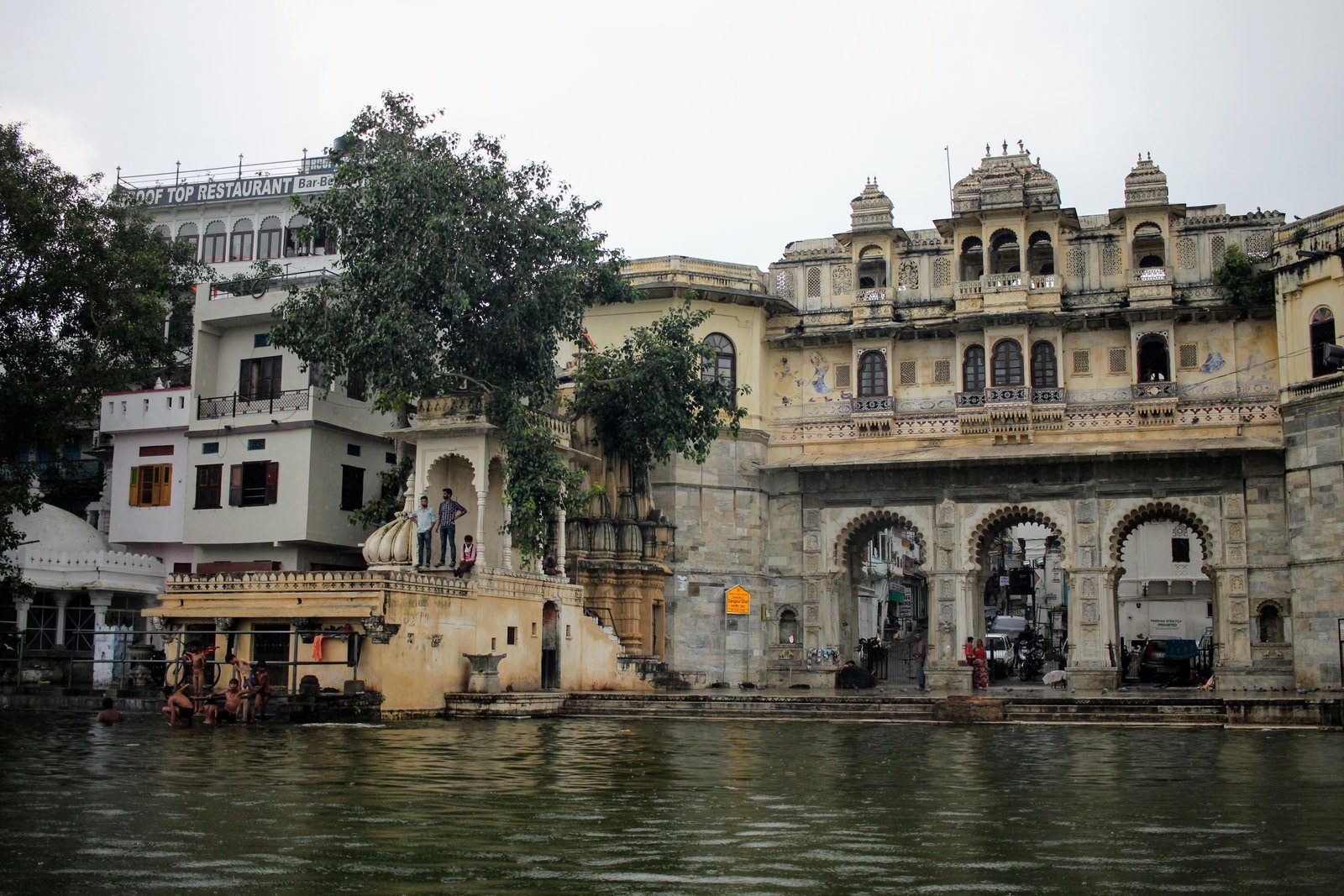 Blick auf Udaipur vom Boot aus. Vorne baden Kinder.