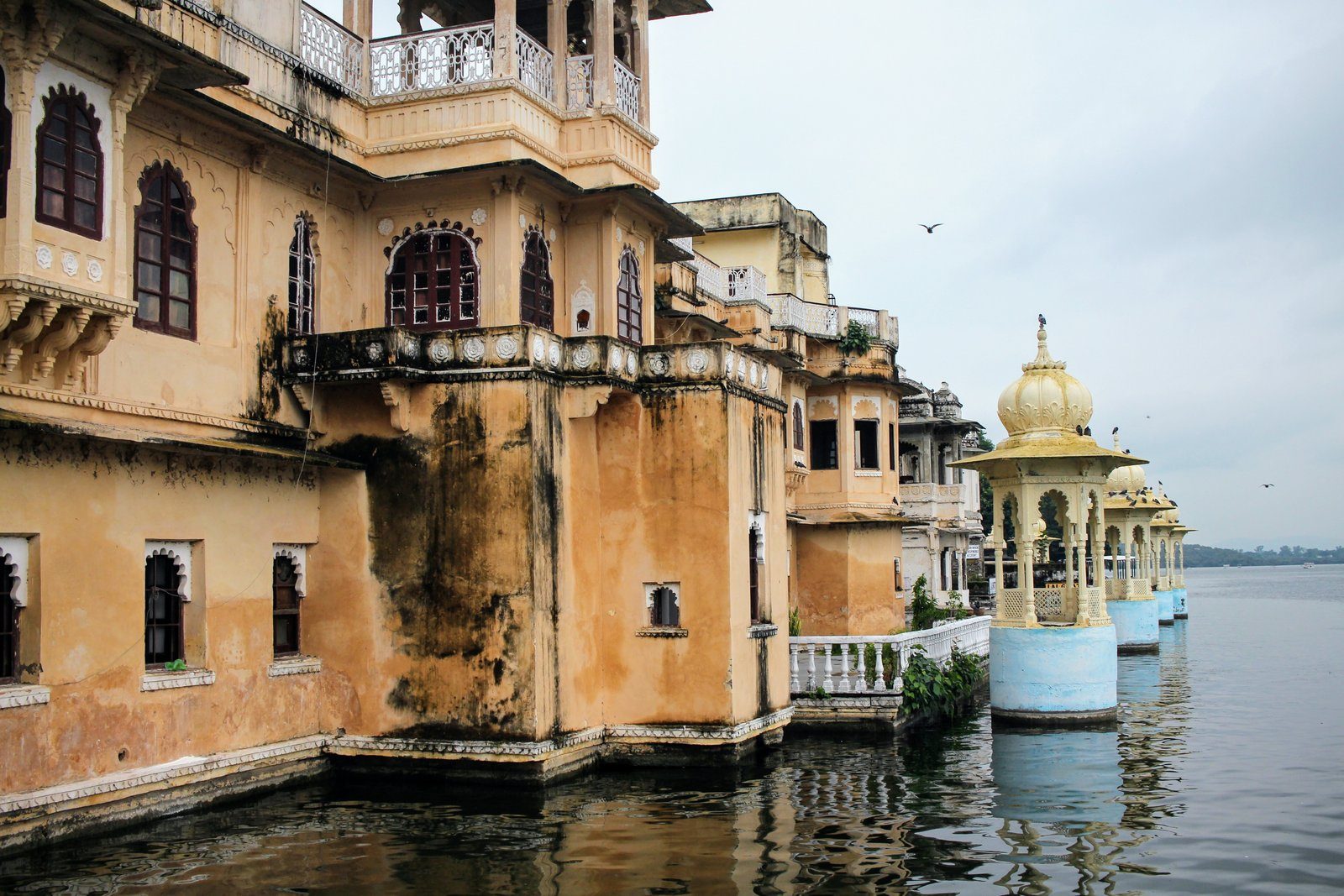 Udaipur ist eine Stadt am Wasser.